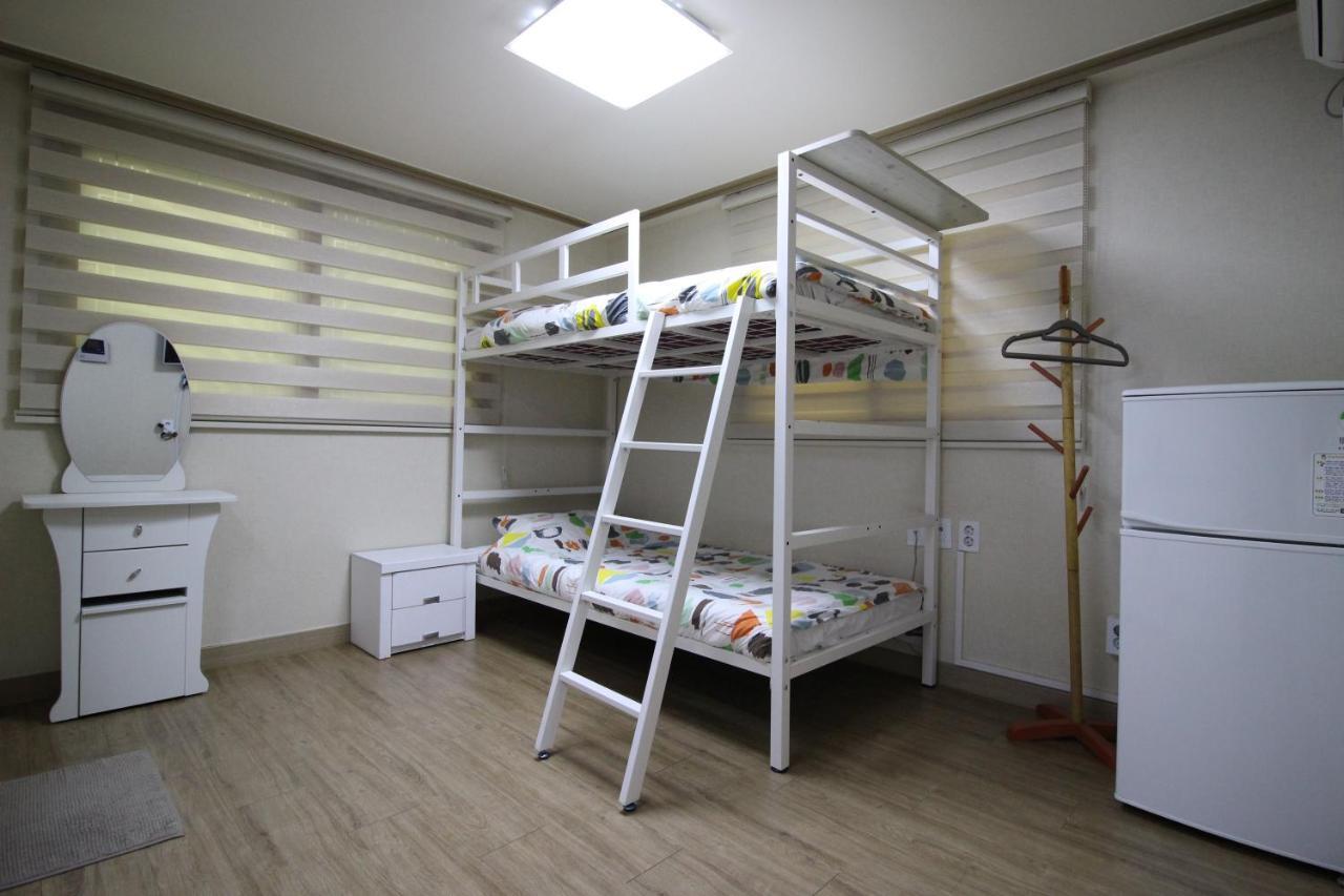 Bunk Guesthouse Hongdae2 Сеул Экстерьер фото