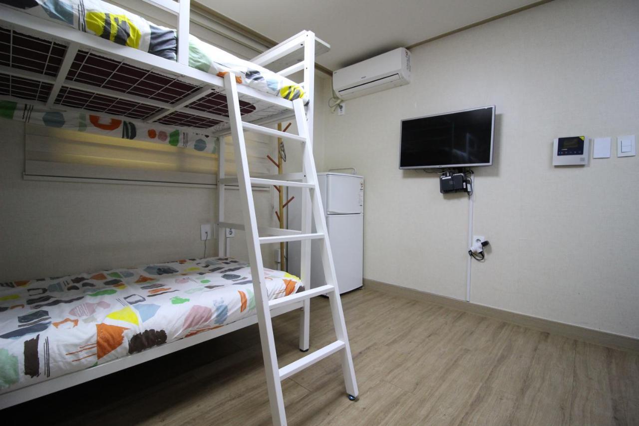 Bunk Guesthouse Hongdae2 Сеул Экстерьер фото